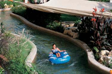 La Lazy River relie les piscines des htels Al Waha et Al Bandar, une rivire ludique pour petits et grands