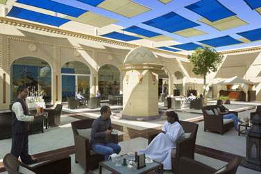 Du ct du souk Al Mazaar o vous trouverez de nombreuses boutiques, cafs et restaurants