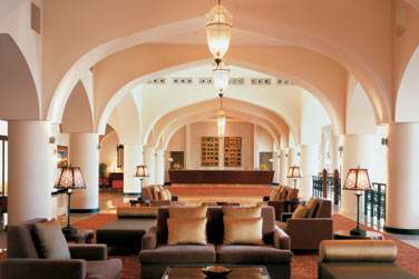 La rception de l'htel Al Waha, un dcor fastueux qui rappelle l'architecture arabe traditionnelle