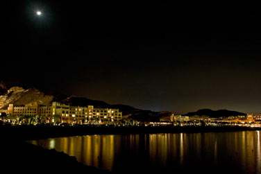 A la nuit tombe, toute la baie s'illumine et offre un dcor des 1001 nuits...