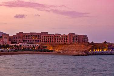 Le complexe s'tend le long d'une plage longue d'1 km jusqu' l'htel Al Husn, qui domine du haut d'une falaise