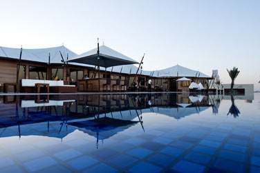 La piscine de l'htel fait face  la mer et est entoure du Sands Bar o vous pourrez siroter un verre
