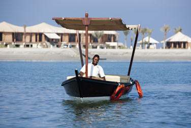 Arrive en bateau  l'htel