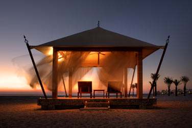 Le gazebo avec transats sur la plage... Profitez de vos confortables espaces extrieurs pour vous relaxer...