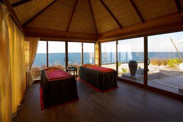 Une cabine de soins dans un petit pavillon sous forme de tente, face  la mer