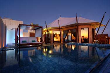 Espace extrieur de la villa, avec piscine prive, decks, transats...