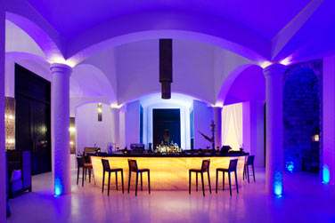 Le Samar Lounge  l'atmosphre tamise et design pour un cigare, un excellent cocktail ou vin des 4 coins du monde