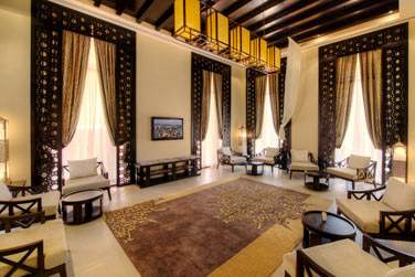 La bibliothque est un endroit calme et reposant o vous pourrez lire tranquillement