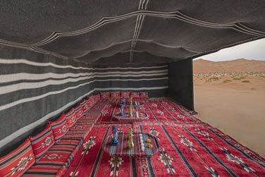 Intrieur d'un campement bdouin joliment amnag dans le dsert d'Abu Dhabi