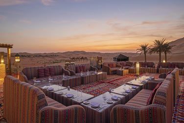 Installation extrieure du restaurant Al Falaj dispose en carr garantissant une atmosphre conviviale