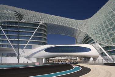 Cet htel a la particularit d'tre travers par le circuit de Formule 1 qui accueille le Grand Prix d'Abu Dhabi