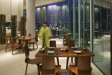 Au Kazu, bar  sushis et sashimis ou succulentes grillades du grill Robatayaki ou de la station Tempura...