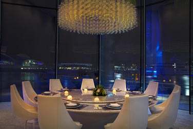 Situ dans l'aile proche de la Marina, le restaurant Nautilus offre un cadre contemporain d'exception pour dguster