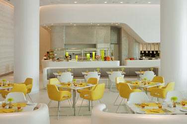 Le restaurant Origins sert une cuisine locale et internationale sous forme de buffet...