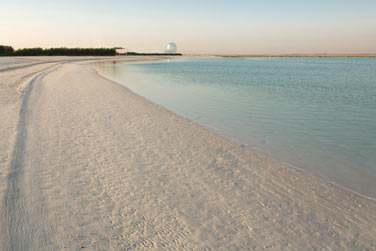 Rsidez  l'htel Yas Viceroy et profitez de la plage amnage gracieusement