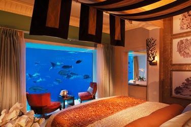 La Suite sous-marine... Et oui, c'est possible ! Un vritable aquarium remplace un mur de la Suite