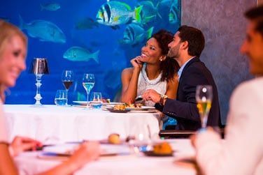 Le restaurant Ossiano au coeur de l'aquarium...