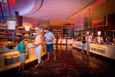 Le restaurant Saffron aux immenses buffets