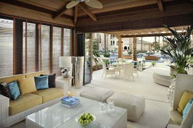 Ct piscine, les espaces lounge sont nombreux pour de purs moments de dtente