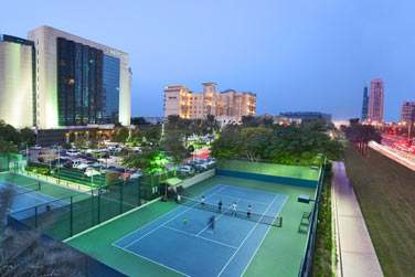 Les courts de tennis clairs de l'htel