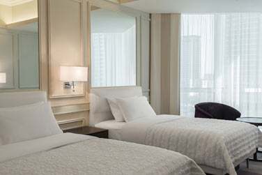 La chambre Deluxe vue ville avec deux lits queen size