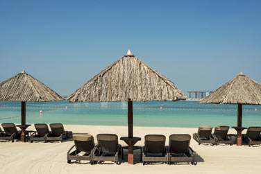 L'htel est situ en bordure de la plage de Jumeirah... Un endroit idal pour bronzer ou s'adonner aux sports nautiques