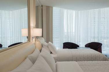 La chambre Club vue ville avec deux lits queen size