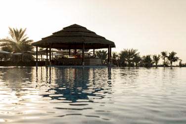 La piscine qui borde le restaurant Horizon