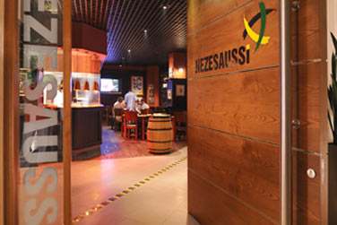 Rendez-vous au Nezesaussi pour des spcialits de grillades et une ambiance conviviale devant une rediffusion sportive