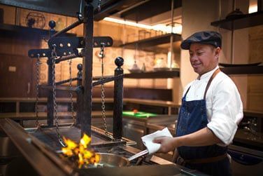 Vous pourrez admirer le chef en action grce  une cuisine ouverte