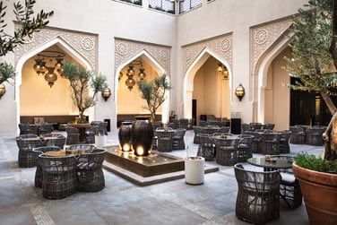 Il sert une authentique cuisine orientale dans un cadre typique