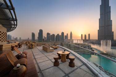 Profitez d'une soire en terrasse pour admirer la vue depuis l'htel sur les fontaines et Burj Khalifa