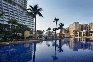 L'htel dispose d'une piscine o vous pourrez vous relaxer