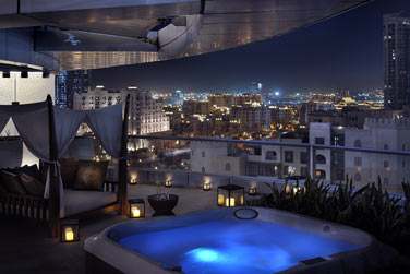 La terrasse de la Suite Spa avec son bain  remous... Face aux lumires tincelantes de la ville (sur demande)