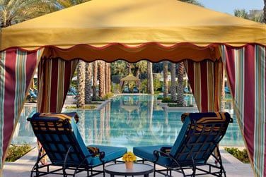 Dtendez-vous au bord de la piscine  l'ombre d'un gazebo