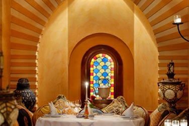 Table dresse pour un dner en toute intimit au restaurant Tagine