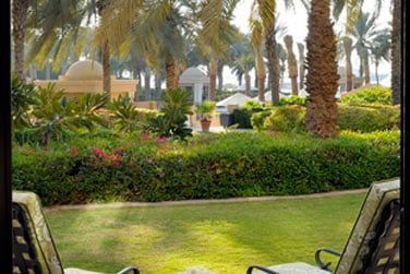 Terrasse de la Junior Suite et vue sur les jardins luxuriants