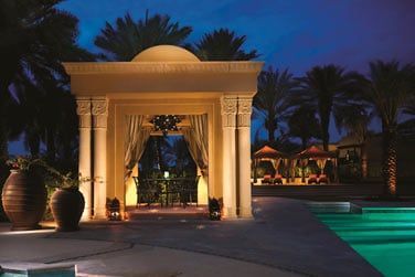 Au bord de la piscine, dcor oriental raffin