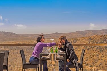 Savourez de dlicieux plats dans un dcor majestueux