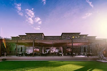 Parfaitement intgr dans l'environnement, ce nouvel htel met en avant la beaut des matriaux locaux