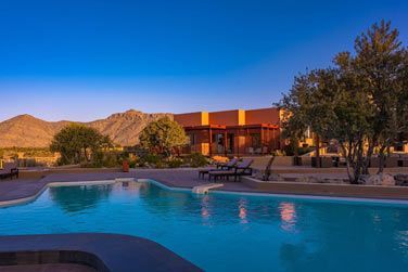 Dtendez-vous au bord de la belle et grande piscine de l'htel