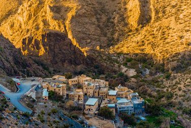 Nich dans les montagnes du Hajar, cette adresse de charme surplombe un canyon et les villages traditionnels