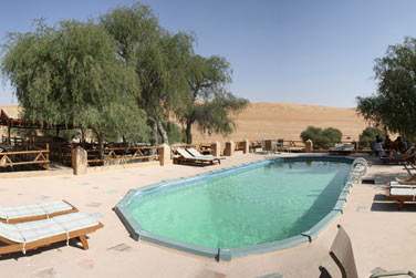 Le campement possde une piscine o vous pourrez vous dtendre aprs une journe d'excursion dans le dsert