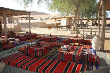 Ou bien venez vous relaxer au salon traditionnel sur les coussins en plein air