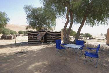 Une Arabic Tent  l'ombre d'un arbre...