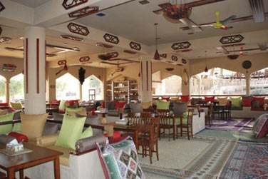 Le campement possde une salle de restaurant au dcor traditionnel