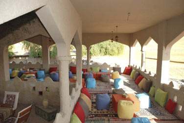 Le salon possde galement un espace abrit, idal pour se protger du soleil les jours d't