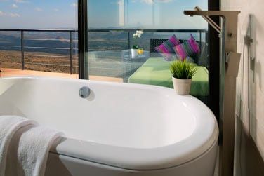 La baignoire...trs situe devant les baies vitres