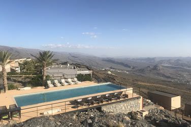 Dtendez vous  la piscine et profitez de la vue poustouflante sur les montagnes