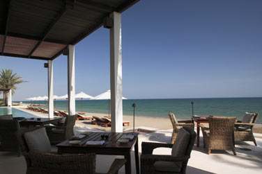 Le Chedi Pool Cabana pour siroter un cocktail ou commander un repas lger face  la mer et au bord de la piscine